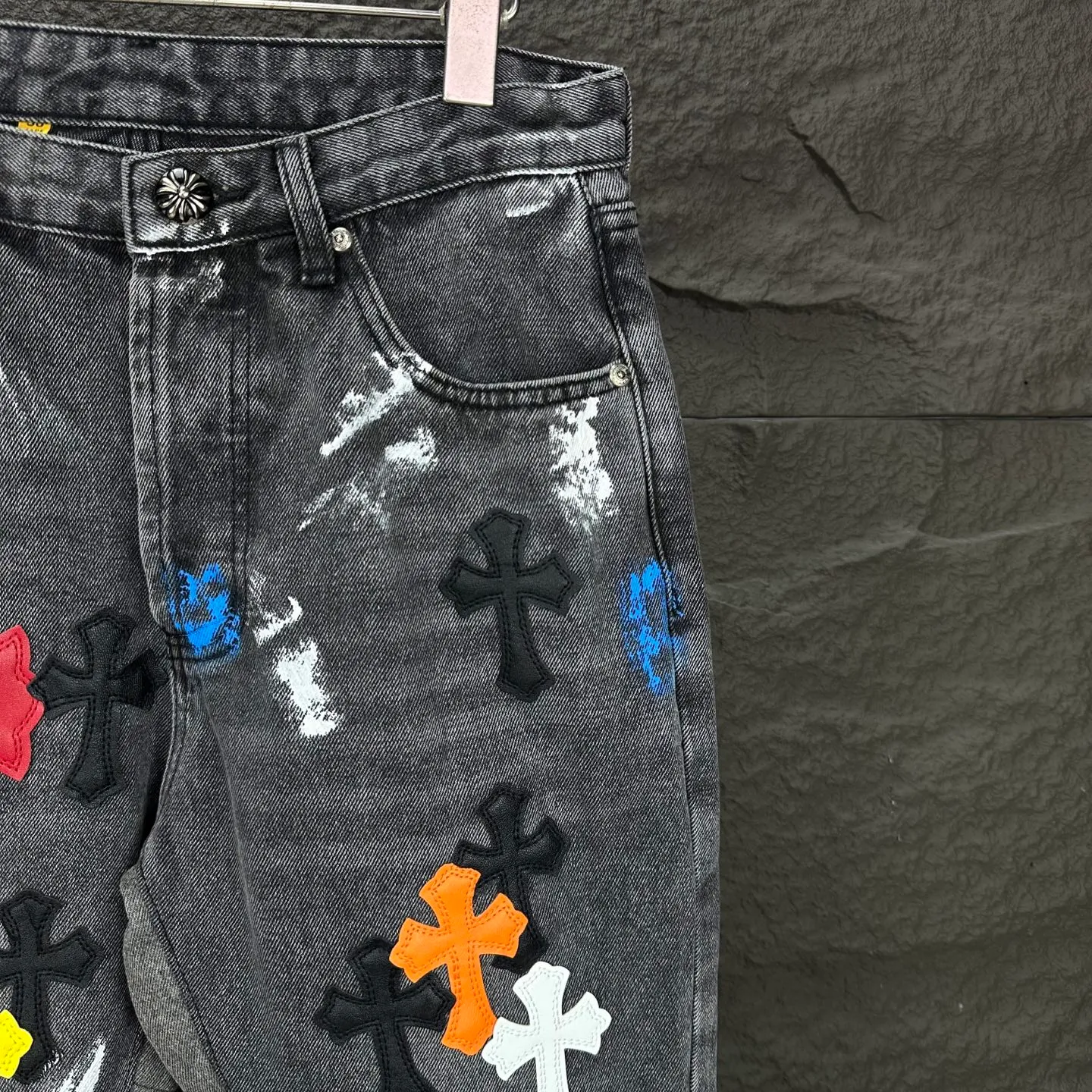 P290 GALLERY DEPT. & Croixin co-branded 2025 new limited-edition hand-painted colorful cross patchwork leather couple's bootcut jeans 🔥High version🔥High version🔥 Top ceiling quality Styles with different washed textures, very friendly to people with thin legs and thick legs, the bootcut version is very flattering leg shape Timeless moderate length, easy to match with casual, basic styling for various styles, a must-have in the wardrobe! The fabric is stiff but also makes the upper body soft without losing texture. The washing process is even more perfect. It is a must-have item for everyone! ! ! Washed wheat, tag, trouser label, three labels complete Color: washed black Size: 28, 30, 32, 34, 36 (five sizes)